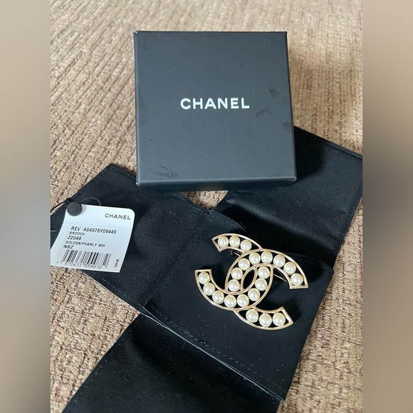 AUTHENTIC  CHANEL PEARL BROOCH - Picture 1 of 4